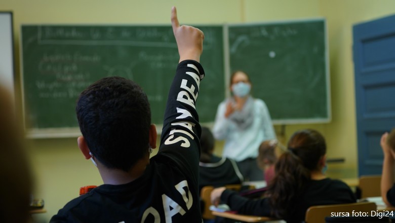 Urmează încă un an de școală în pandemie. Un sfert de milion de elevi nu au acces la cursuri online