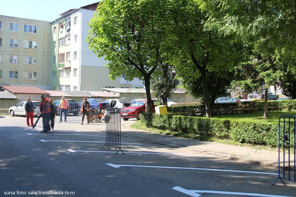 Primăria municipiului Zalău amenajează 30 de parcări noi, în zona Casnica, pe terenul de sport