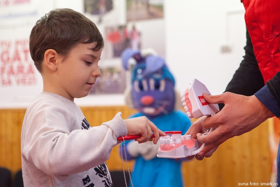Crucea Roșie învață copiii din Sălaj cum să aibă grijă de dinții lor. Părinții sunt și ei implicați
