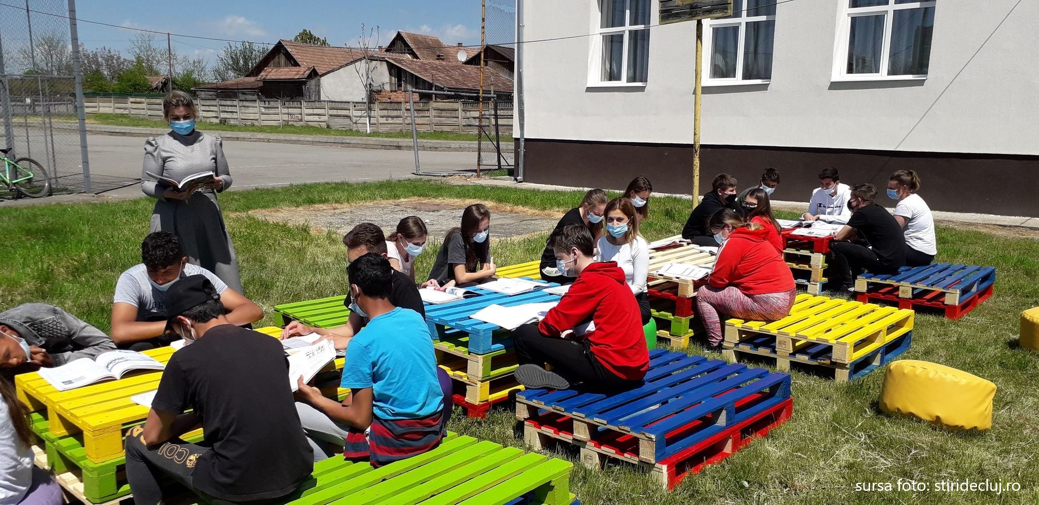 Metodă inedită pentru cursuri realizate fizic: elevii unei școli din Cluj fac orele în aer liber