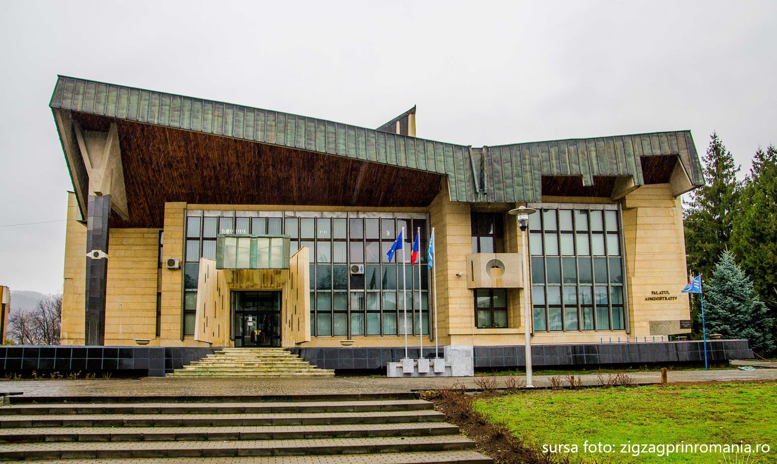 Palatul Administrativ din Baia Mare găzduiește o expoziție de mărțișoare tradiționale maramureșene