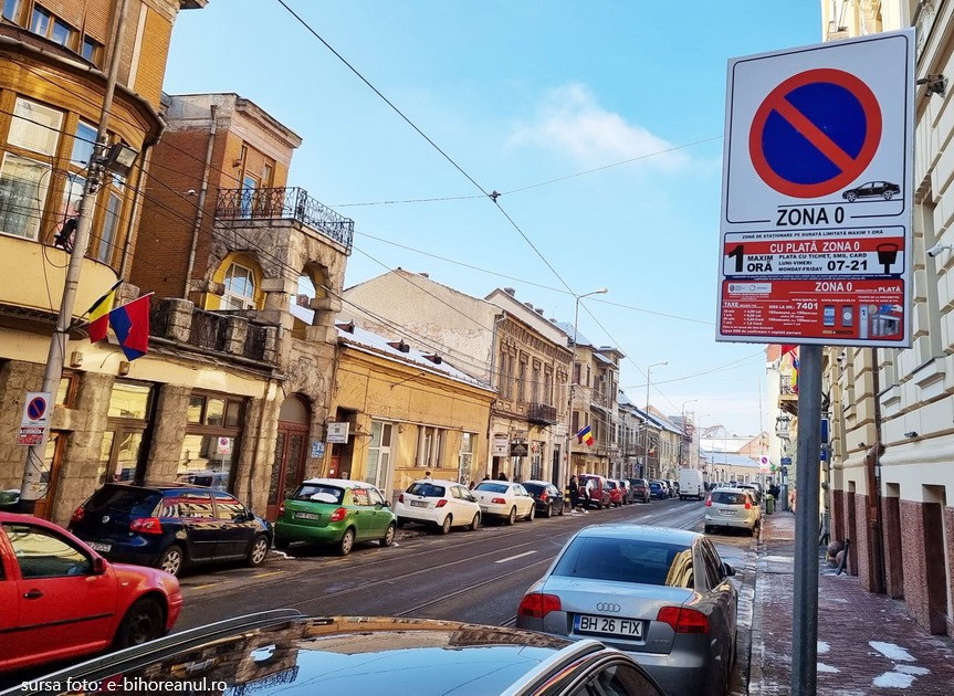 Primăria Oradea a început marcarea parcărilor roşii din zona zero a orașului, taxate cu opt lei pe oră