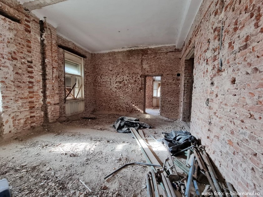 Lucrările de reabilitare a clădirii fostului Spital de Neurologie au început cu desfacerea tencuielilor