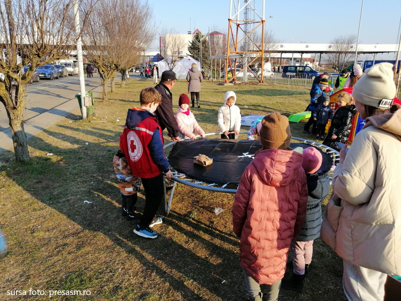 În Vama Petea a fost amenajat un loc de joacă pentru copiii care așteaptă să treacă frontiera