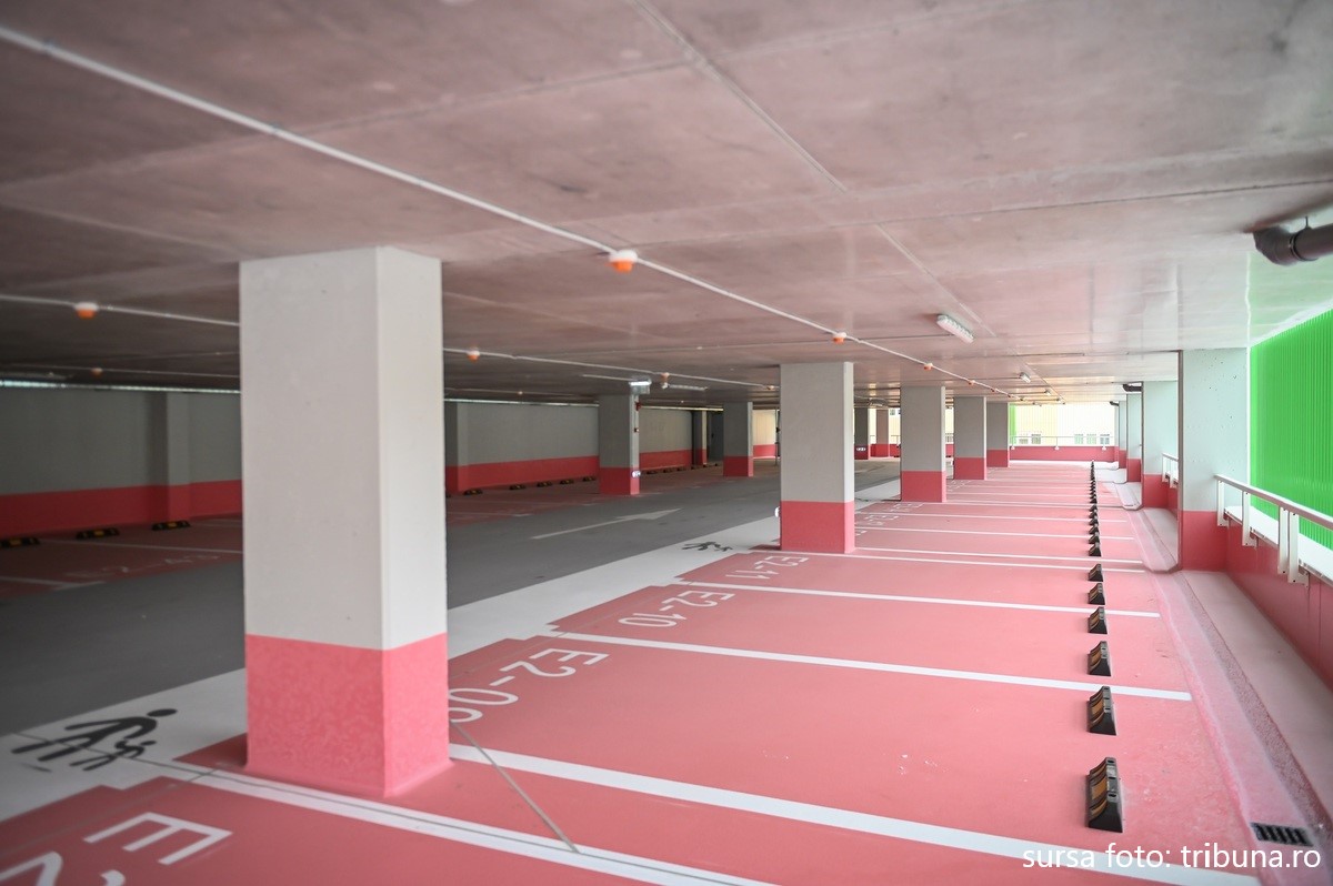 Parcarea din Hipodrom oferă acces gratuit sibienilor, dar localnicii preferă să parcheze pe trotuare