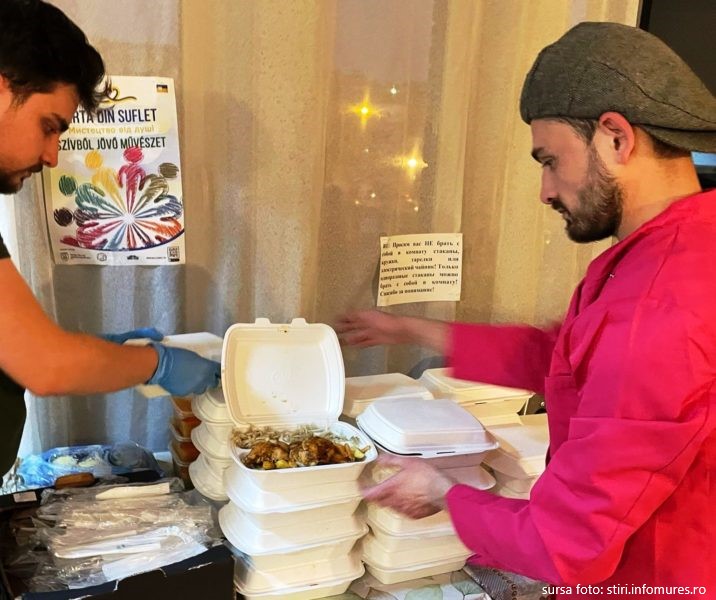 Zeci de studenți voluntari din Târgu Mureș gătesc seară de seară pentru refugiații ucrainieni