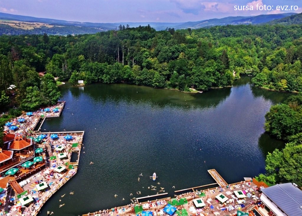 Stațiunea Sovata își așteaptă turiștii la Lacul Ursu. Temperatura apei este de 30 de grade Celsius