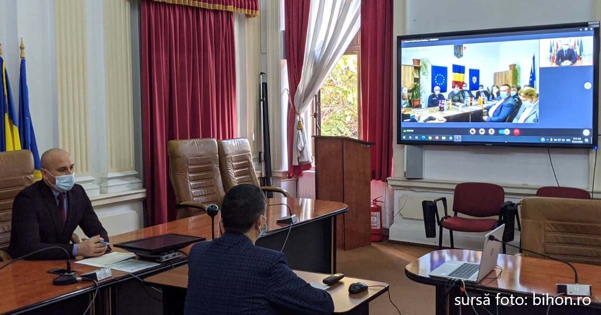 Primăriile obligate să transmită online ședințele consiliilor locale și să arboreze drapelul