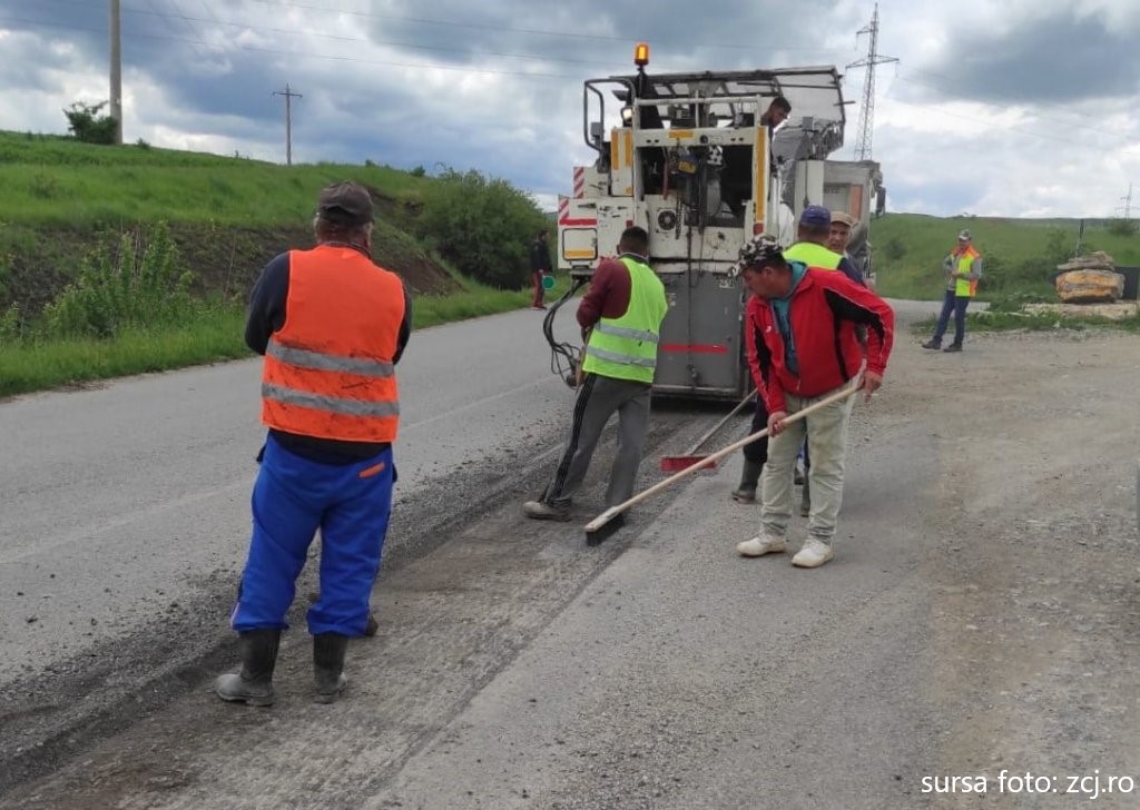 Un nou drum județean din Cluj, în reparații. Lucrările se vor finaliza cu așezarea asfaltului